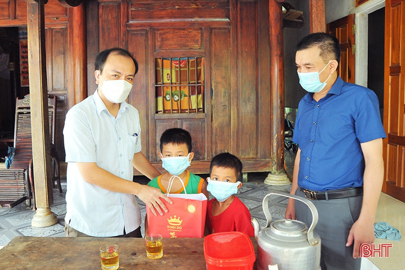 Lãnh đạo tỉnh tặng quà Trung thu cho trẻ em các huyện miền núi Hà Tĩnh