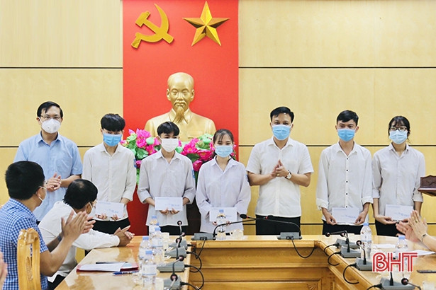 Thạch Hà tặng quà học sinh hoàn cảnh khó khăn, đạt điểm cao xét tuyển đại học