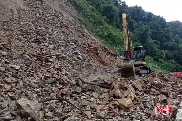 Khẩn trương khắc phục sạt lở trên tuyến Quốc lộ 8A ở Hà Tĩnh