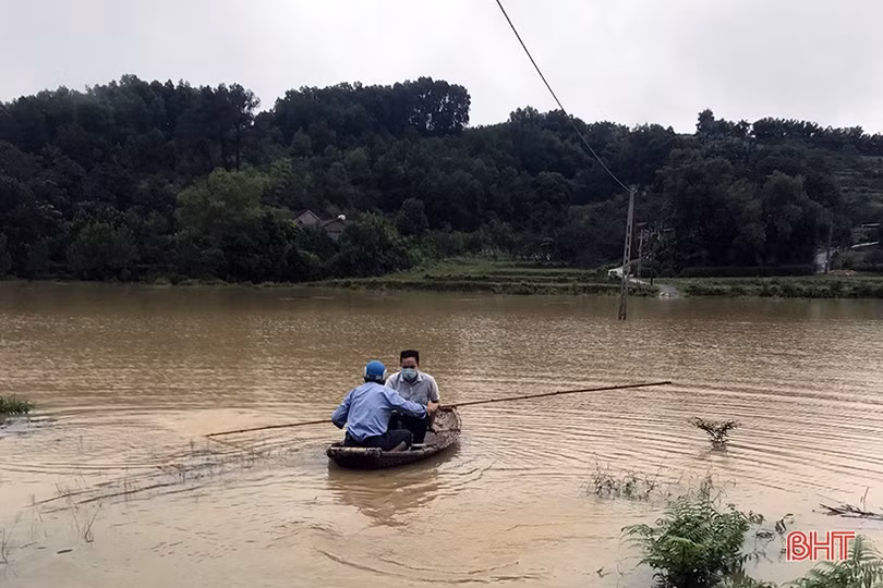 Mưa lớn kéo dài, nhiều xã miền núi Hà Tĩnh ngập cục bộ