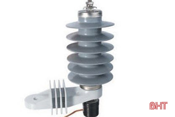 Điện lực Hà Tĩnh lắp mới hơn 60 bộ chống sét trên lưới