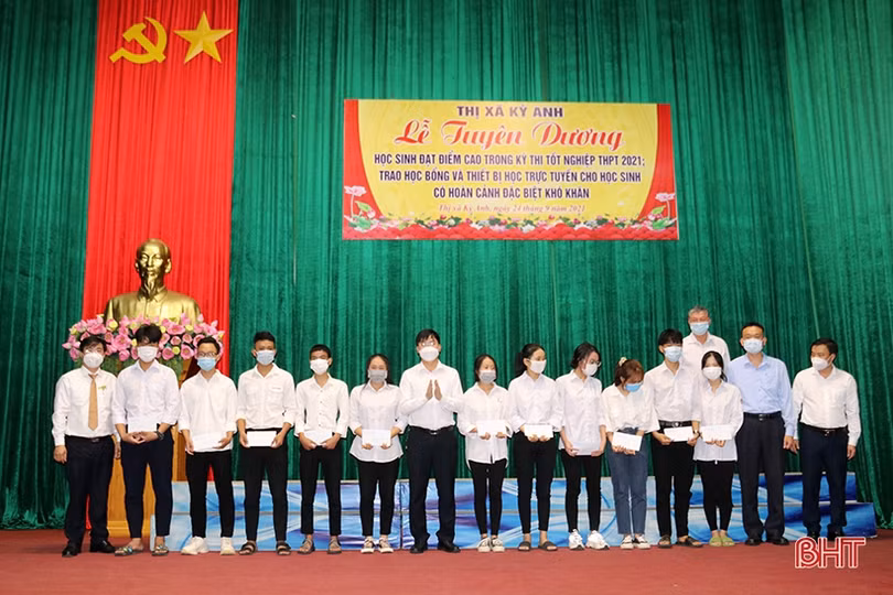 TX Kỳ Anh tuyên dương học sinh đạt điểm cao xét tuyển đại học, trao học bổng các em hoàn cảnh khó khăn