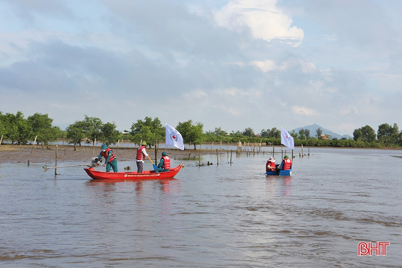 Lực lượng xung kích phòng, chống thiên tai ở TP Hà Tĩnh học cách lái thuyền máy cứu hộ, cứu nạn