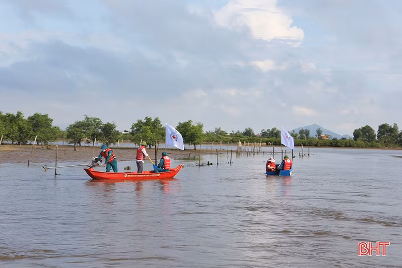 Lực lượng xung kích phòng, chống thiên tai ở TP Hà Tĩnh học cách lái thuyền máy cứu hộ, cứu nạn