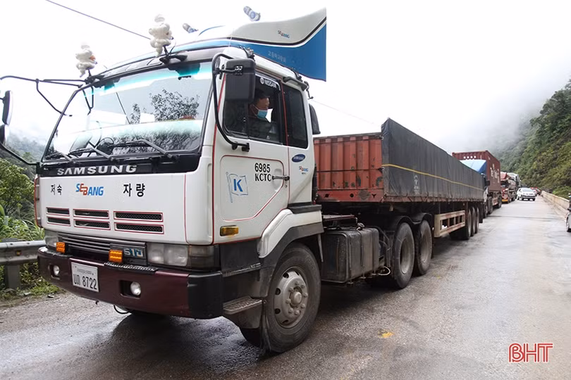 Thường xuyên theo dõi điểm sạt lở, đảm bảo an toàn giao thông trên Quốc lộ 8A