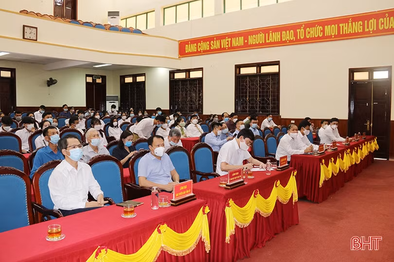 TX Kỳ Anh tuyên dương học sinh đạt điểm cao xét tuyển đại học, trao học bổng các em hoàn cảnh khó khăn