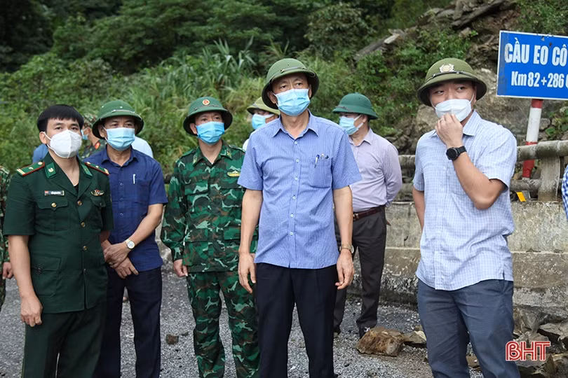 Thường xuyên theo dõi điểm sạt lở, đảm bảo an toàn giao thông trên Quốc lộ 8A