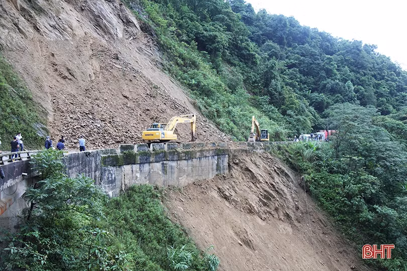Thường xuyên theo dõi điểm sạt lở, đảm bảo an toàn giao thông trên Quốc lộ 8A