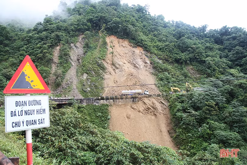 Thường xuyên theo dõi điểm sạt lở, đảm bảo an toàn giao thông trên Quốc lộ 8A