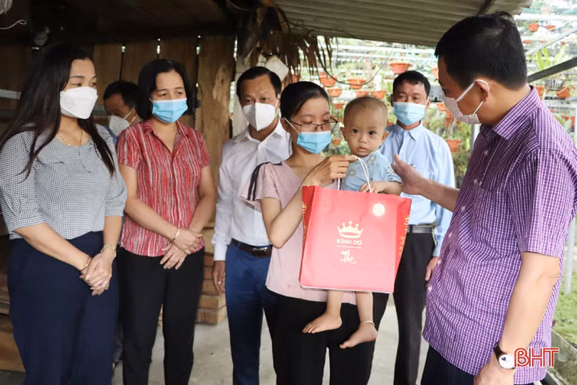 Lãnh đạo tỉnh tặng quà Trung thu cho trẻ em các huyện miền núi Hà Tĩnh