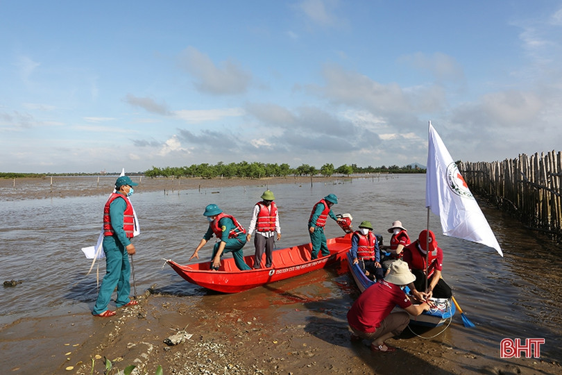 Lực lượng xung kích phòng, chống thiên tai ở TP Hà Tĩnh học cách lái thuyền máy cứu hộ, cứu nạn
