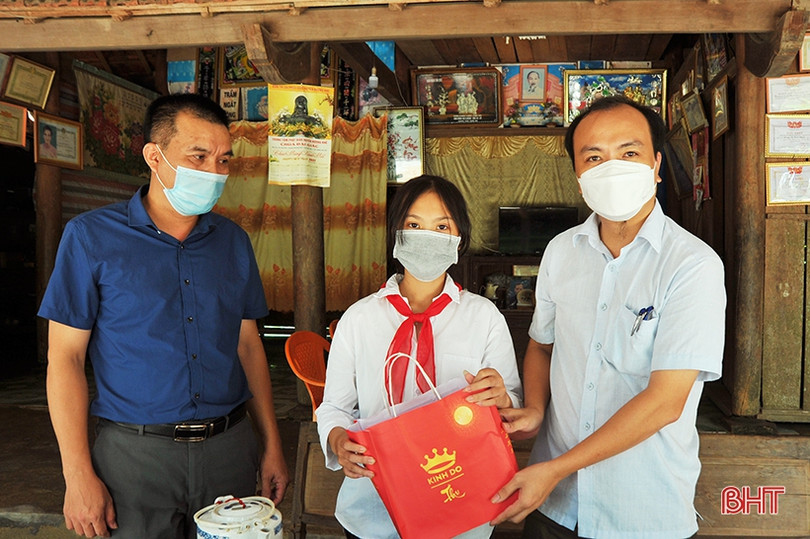 Lãnh đạo tỉnh tặng quà Trung thu cho trẻ em các huyện miền núi Hà Tĩnh