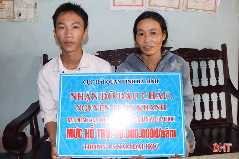 Sinh viên nghèo học giỏi vỡ òa cảm xúc khi được Hải quan Hà Tĩnh đỡ đầu