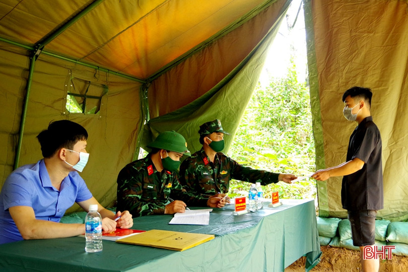 Mãn nhãn màn thực hành đánh địch đổ bộ đường không của LLVT thị xã Hồng Lĩnh