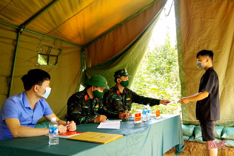 Mãn nhãn màn thực hành đánh địch đổ bộ đường không của LLVT thị xã Hồng Lĩnh