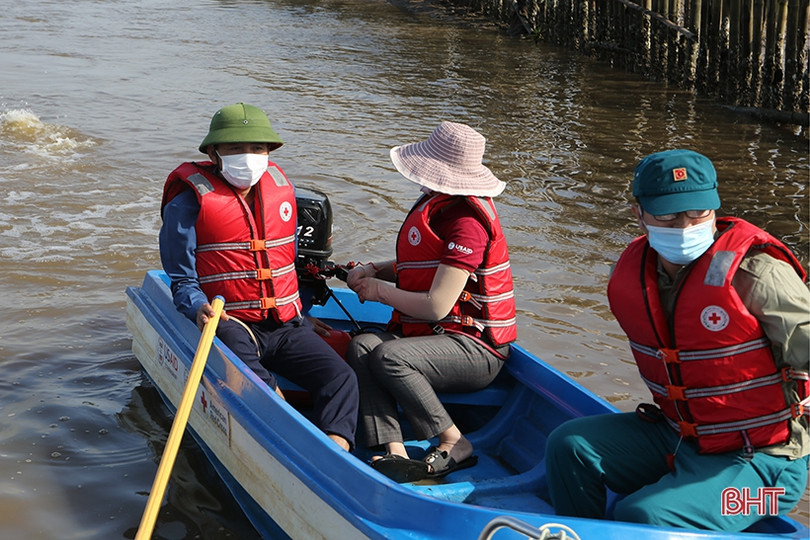 Lực lượng xung kích phòng, chống thiên tai ở TP Hà Tĩnh học cách lái thuyền máy cứu hộ, cứu nạn