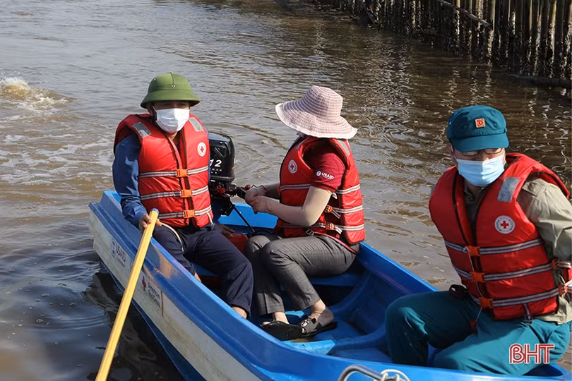 Lực lượng xung kích phòng, chống thiên tai ở TP Hà Tĩnh học cách lái thuyền máy cứu hộ, cứu nạn