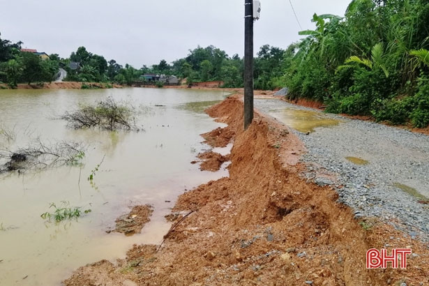 Nước sông Ngàn Sâu rút chậm, nhiều địa bàn Vũ Quang vẫn ngập sâu