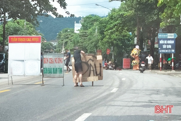 Dầu loang dài trên QL 8A, người dân dùng vật cản để cảnh báo tai nạn