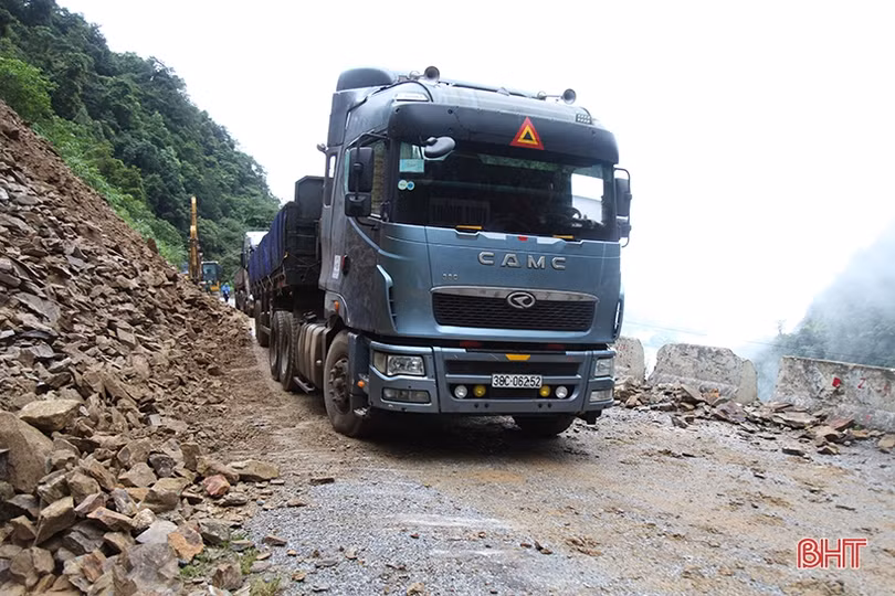 Thường xuyên theo dõi điểm sạt lở, đảm bảo an toàn giao thông trên Quốc lộ 8A