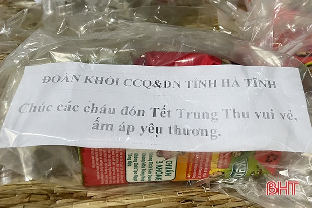 Tuổi trẻ Hà Tĩnh mang Trung thu ấm áp đến các trẻ em F0 ở Bình Dương