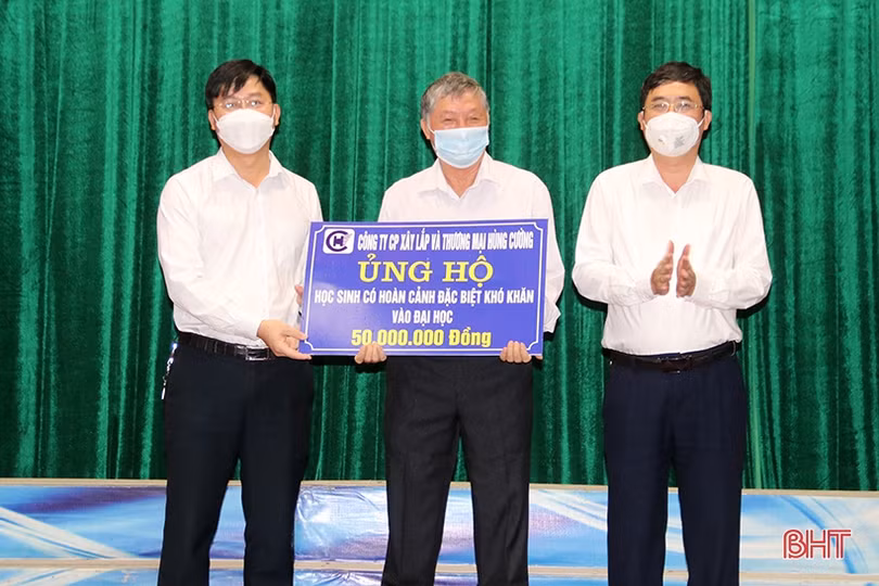 TX Kỳ Anh tuyên dương học sinh đạt điểm cao xét tuyển đại học, trao học bổng các em hoàn cảnh khó khăn