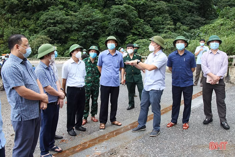 Thường xuyên theo dõi điểm sạt lở, đảm bảo an toàn giao thông trên Quốc lộ 8A