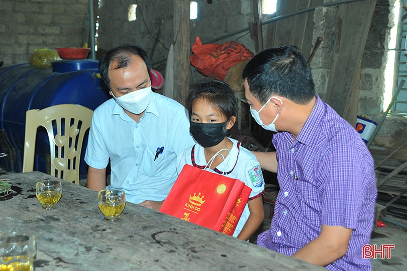 Lãnh đạo tỉnh tặng quà Trung thu cho trẻ em các huyện miền núi Hà Tĩnh