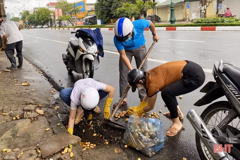 Trực cống, vận hành tiêu thoát chủ động trong mưa lớn tại TP Hà Tĩnh