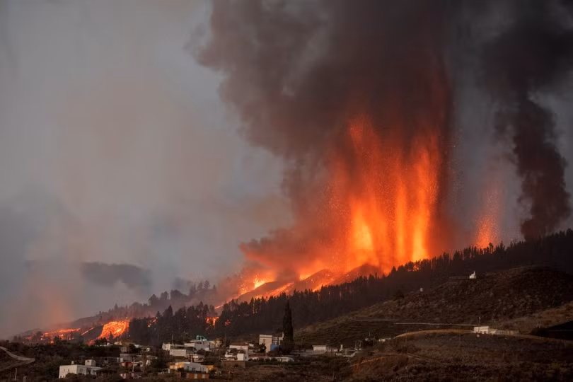 Kinh hoàng dung nham núi lửa “nuốt chửng” nhà cửa ở Tây Ban Nha