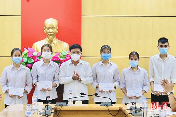 Thạch Hà tặng quà học sinh hoàn cảnh khó khăn, đạt điểm cao xét tuyển đại học