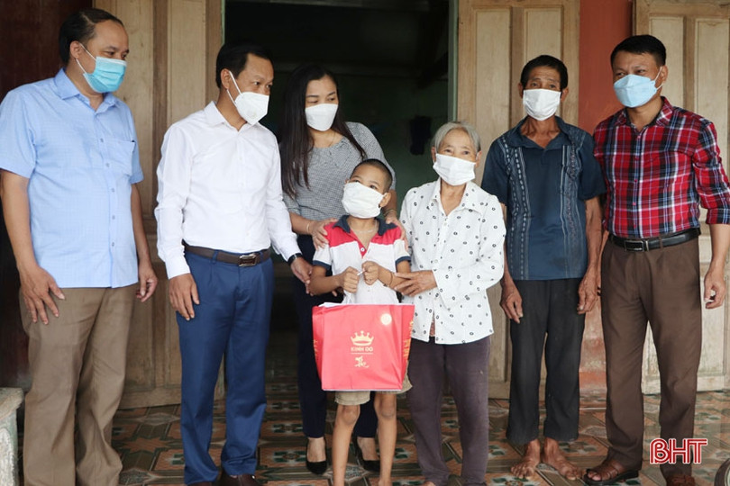 Lãnh đạo tỉnh tặng quà Trung thu cho trẻ em các huyện miền núi Hà Tĩnh