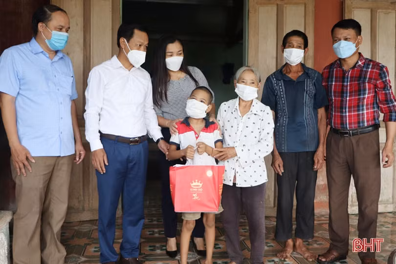 Lãnh đạo tỉnh tặng quà Trung thu cho trẻ em các huyện miền núi Hà Tĩnh