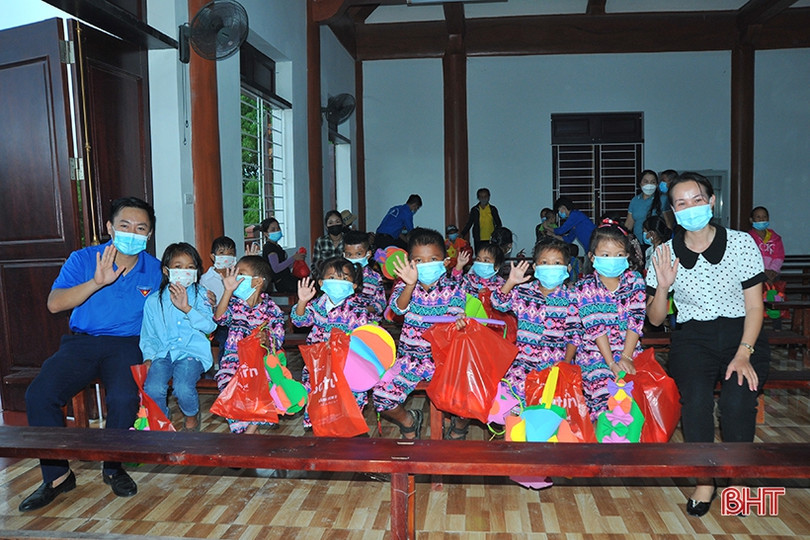 Bộ Chỉ huy BĐBP Hà Tĩnh đỡ đầu nữ sinh bản Rào Tre học đại học