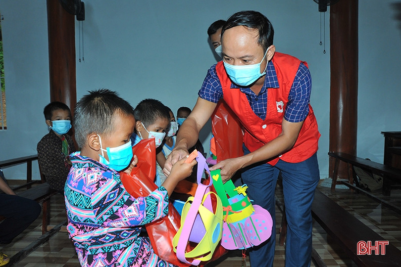 Mang Tết Trung thu đến với trẻ em dân tộc Chứt