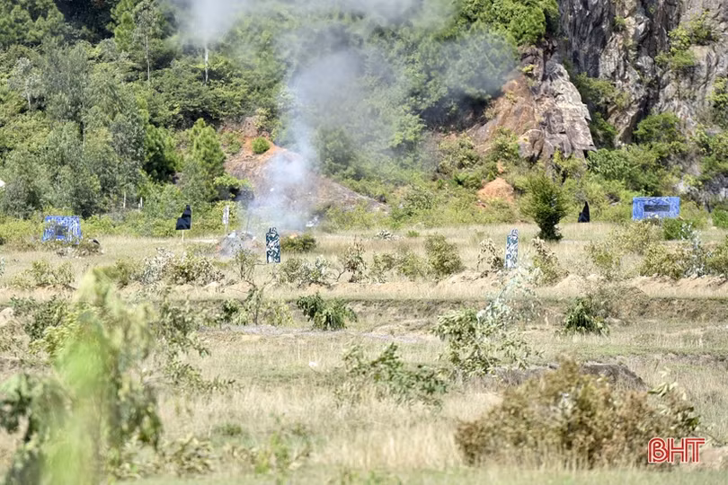 Mãn nhãn màn thực hành đánh địch đổ bộ đường không của LLVT thị xã Hồng Lĩnh