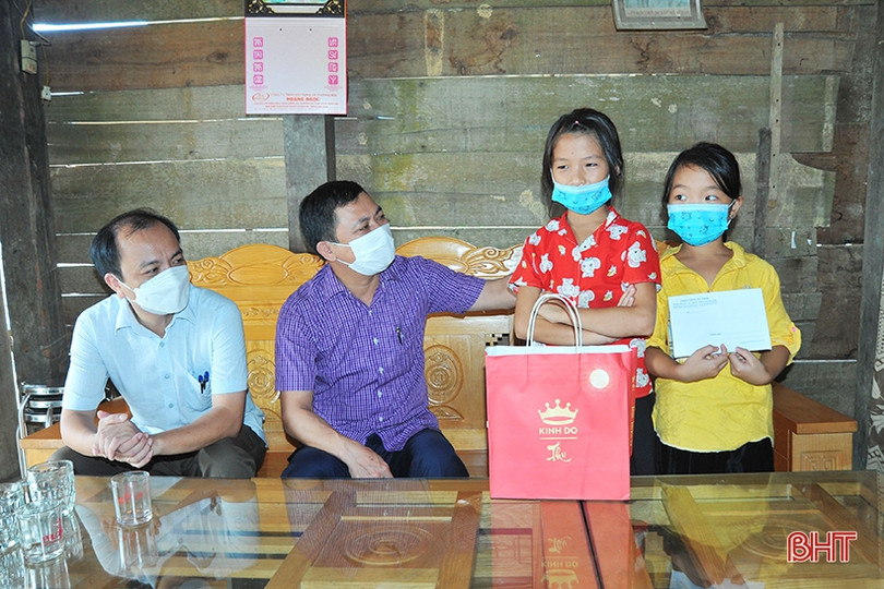 Lãnh đạo tỉnh tặng quà Trung thu cho trẻ em các huyện miền núi Hà Tĩnh