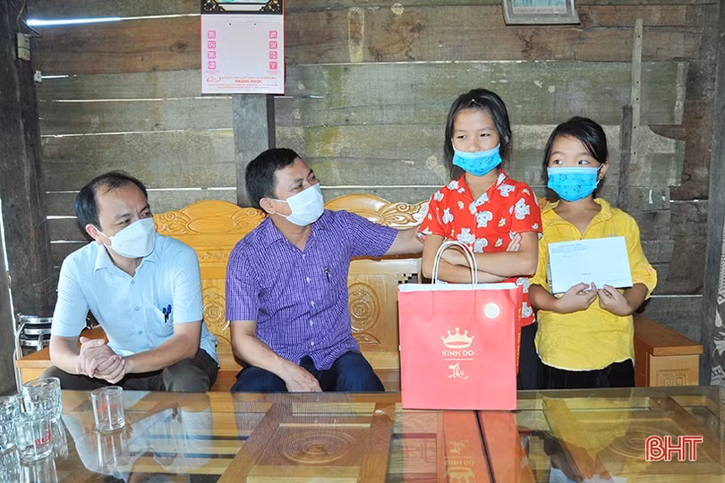 Lãnh đạo tỉnh tặng quà Trung thu cho trẻ em các huyện miền núi Hà Tĩnh