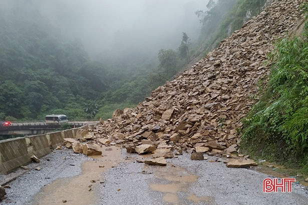 Khẩn trương khắc phục sạt lở trên tuyến Quốc lộ 8A ở Hà Tĩnh