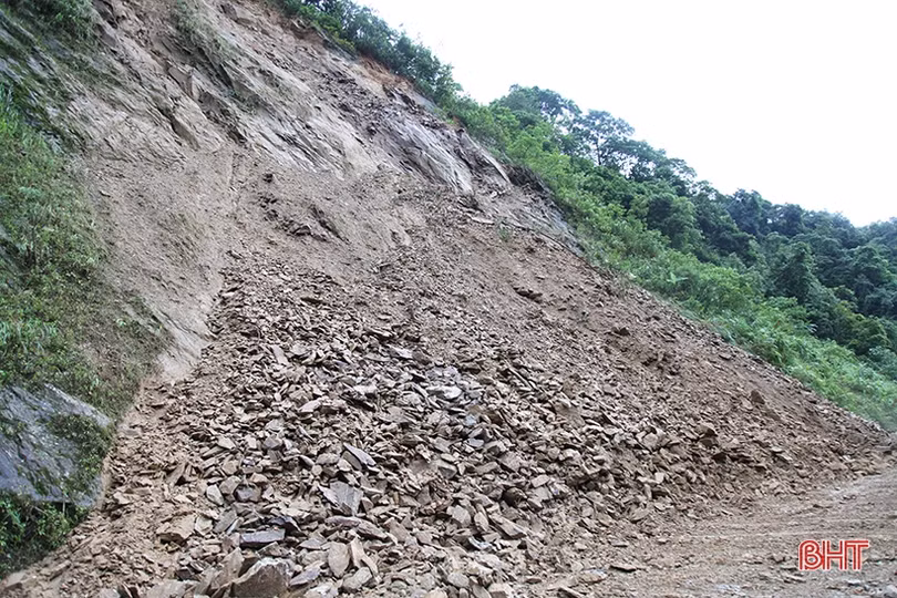 Thường xuyên theo dõi điểm sạt lở, đảm bảo an toàn giao thông trên Quốc lộ 8A