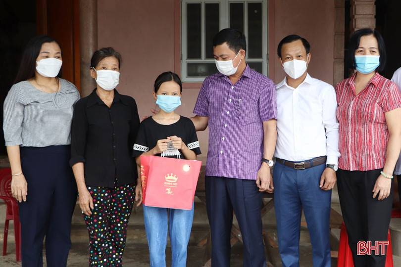 Lãnh đạo tỉnh tặng quà Trung thu cho trẻ em các huyện miền núi Hà Tĩnh