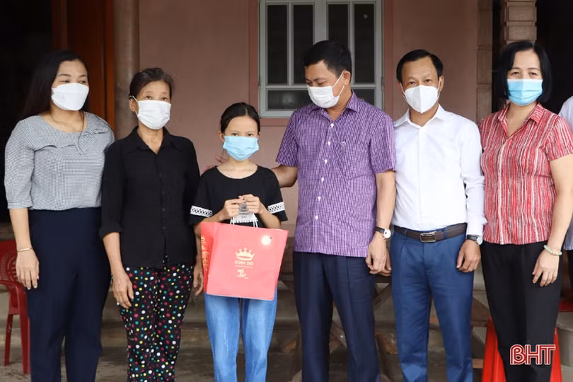 Lãnh đạo tỉnh tặng quà Trung thu cho trẻ em các huyện miền núi Hà Tĩnh