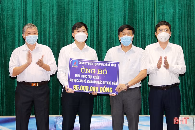 TX Kỳ Anh tuyên dương học sinh đạt điểm cao xét tuyển đại học, trao học bổng các em hoàn cảnh khó khăn