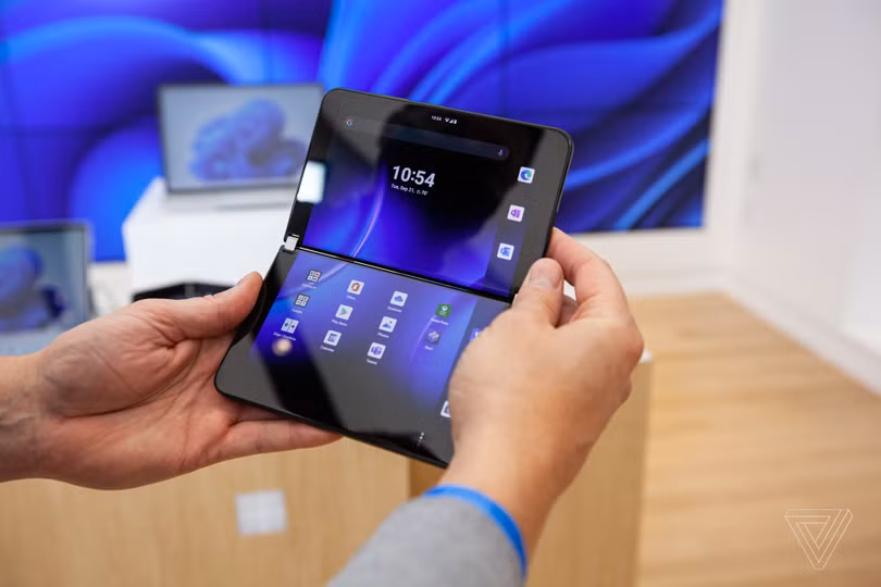 Smartphone vừa ra mắt của Microsoft đắt hơn iPhone 13