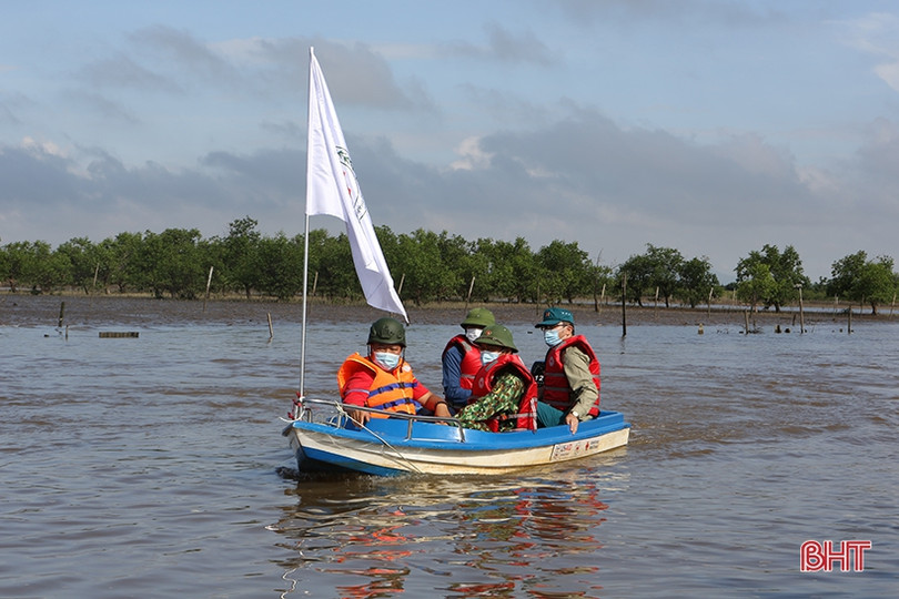 Lực lượng xung kích phòng, chống thiên tai ở TP Hà Tĩnh học cách lái thuyền máy cứu hộ, cứu nạn
