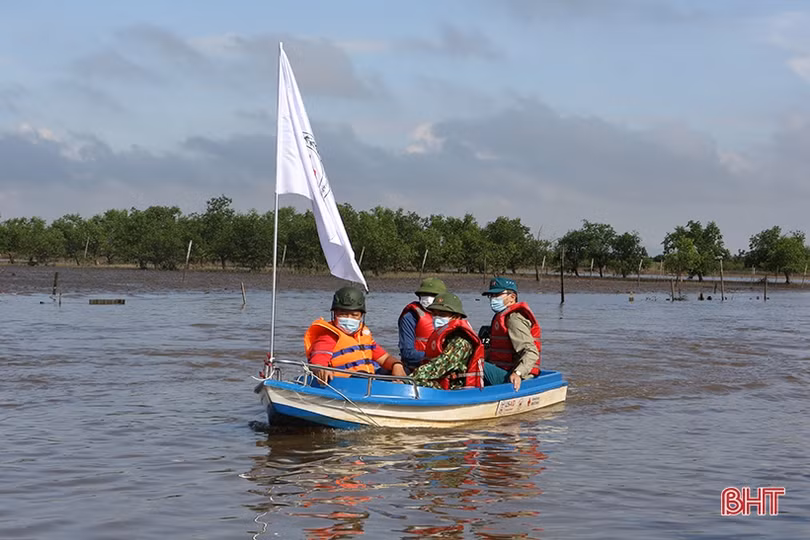 Lực lượng xung kích phòng, chống thiên tai ở TP Hà Tĩnh học cách lái thuyền máy cứu hộ, cứu nạn