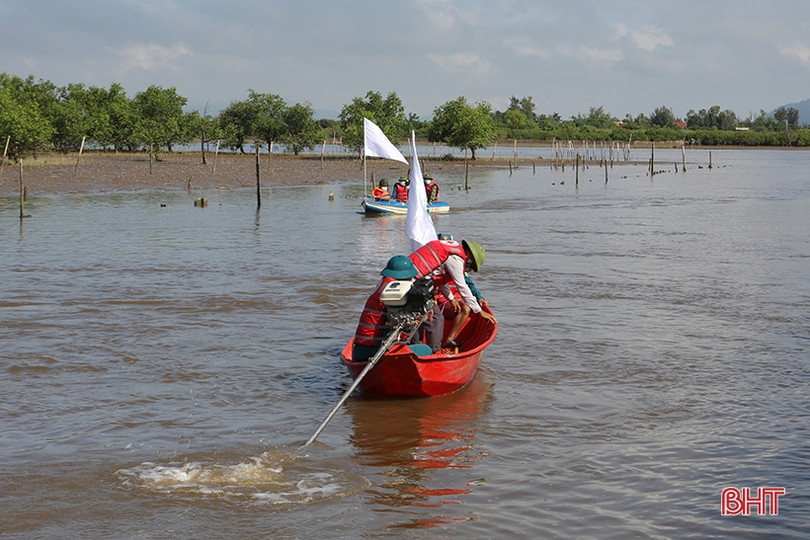 Lực lượng xung kích phòng, chống thiên tai ở TP Hà Tĩnh học cách lái thuyền máy cứu hộ, cứu nạn