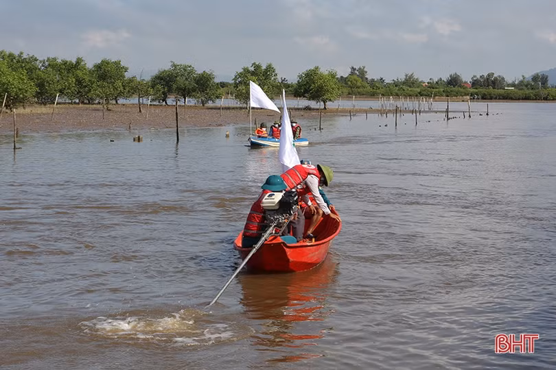 Lực lượng xung kích phòng, chống thiên tai ở TP Hà Tĩnh học cách lái thuyền máy cứu hộ, cứu nạn