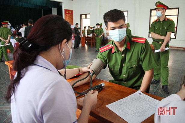 Cán bộ, chiến sỹ Tiểu đoàn Cảnh sát cơ động số 2 hiến 107 đơn vị máu