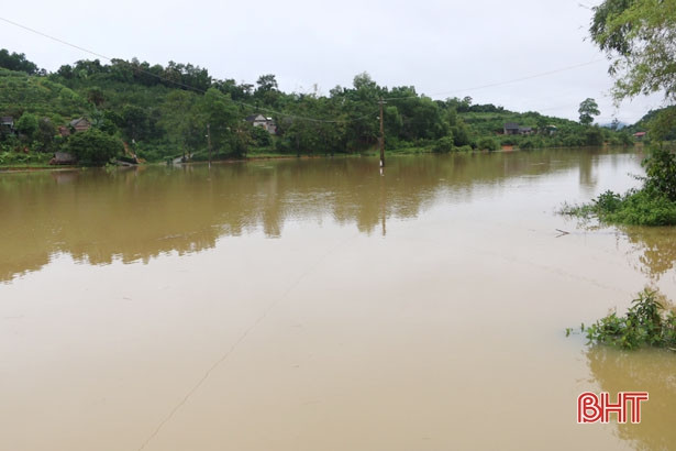 Nước sông Ngàn Sâu rút chậm, nhiều địa bàn Vũ Quang vẫn ngập sâu